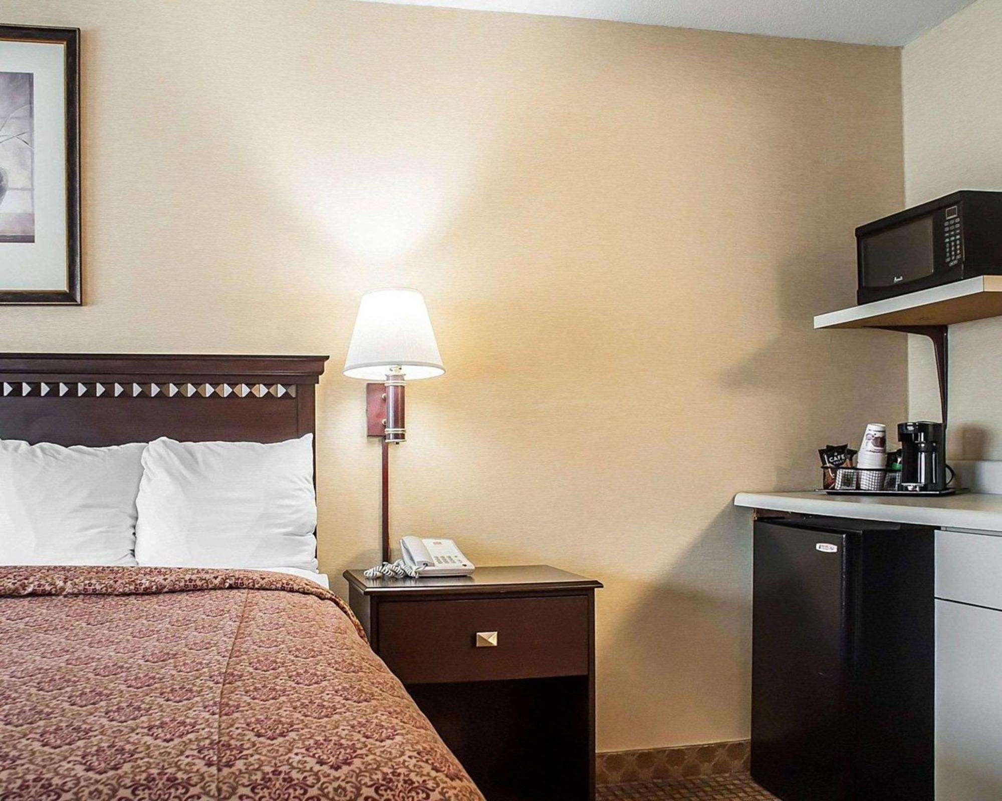Econo Lodge Elmira-Corning Fisherville Exteriör bild